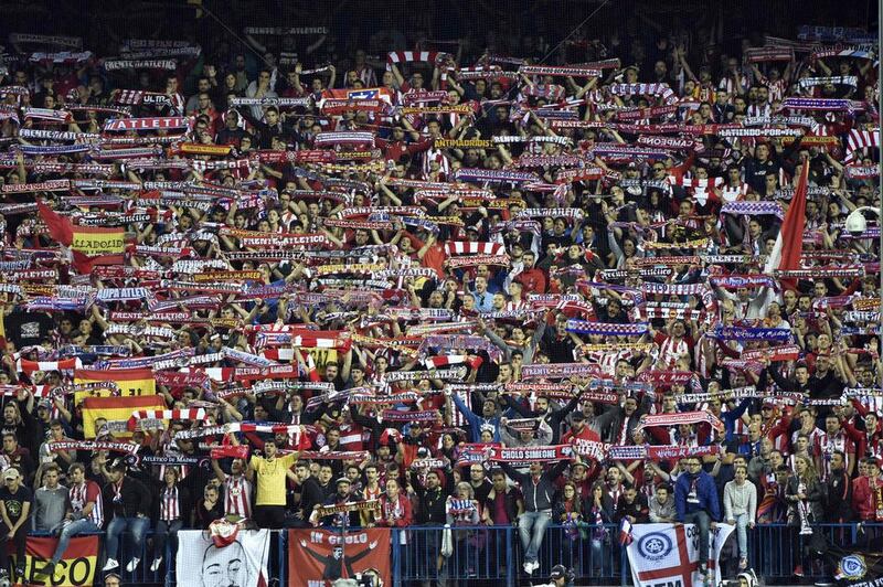 Atletico fans hold their scarves. Gerard Julien / AFP