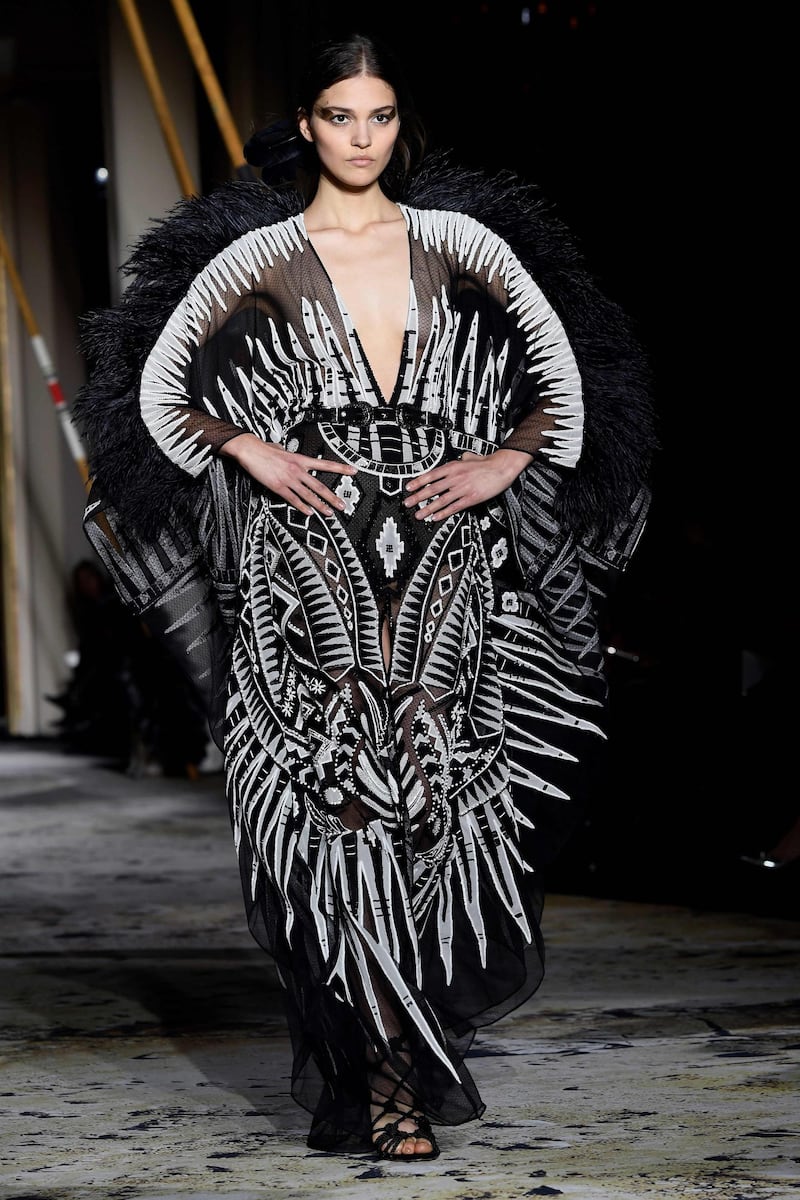 A model presents a creation by Zuhair Murad during the 2018 spring/summer Haute Couture collection fashion show on January 24, 2018 in Paris. / AFP PHOTO / BERTRAND GUAY