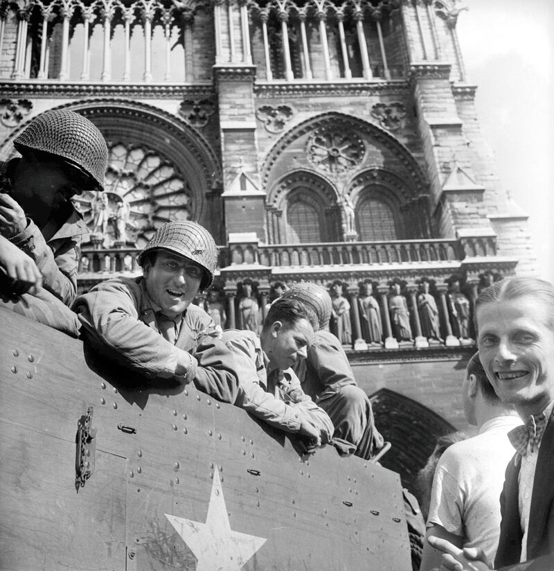 FRANCE - CIRCA 1944:  War 1939-1945. Liberation of Paris. Americans soldiers on the Notre Dame of Paris square, August 25, 1944.  (Photo by Pierre Jahan/Roger Viollet/Getty Images)