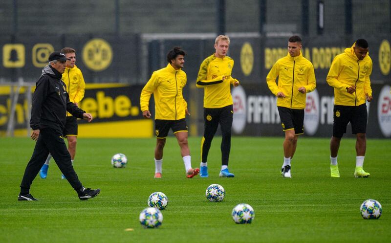 Dortmund's Swiss coach Lucien Favre (L) oversees a training session of his players on the eve of the UEFA Champions League Group F football match between Borussia Dortmund and Barcelona in Dortmund, western Germany, on September 16, 2019. / AFP / SASCHA SCHUERMANN
