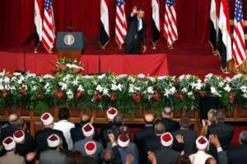 BILD DER WOCHE INTERNATIONAL - U.S. President Barack Obama waves at the audience, after delivering a speech at the Cairo University in Cairo, Egypt Thursday, June 4, 2009. Speaking in the ancient seat of Islamic learning and culture, and quoting from the Quran for emphasis, President Obama called for a "new beginning between the United States and Muslims",  and said together, they could confront violent extremism across the globe and advance the timeless search for peace in the Middle East.  "This cycle of suspicion and discord must end," Obama said in the widely anticipated speech in one of the world's largest Muslim countries, an address designed to reframe relations after the terrorist attacks of Sept. 11, 2001, and the U.S.-led war in Iraq.(AP Photo/Nasser Nasser)