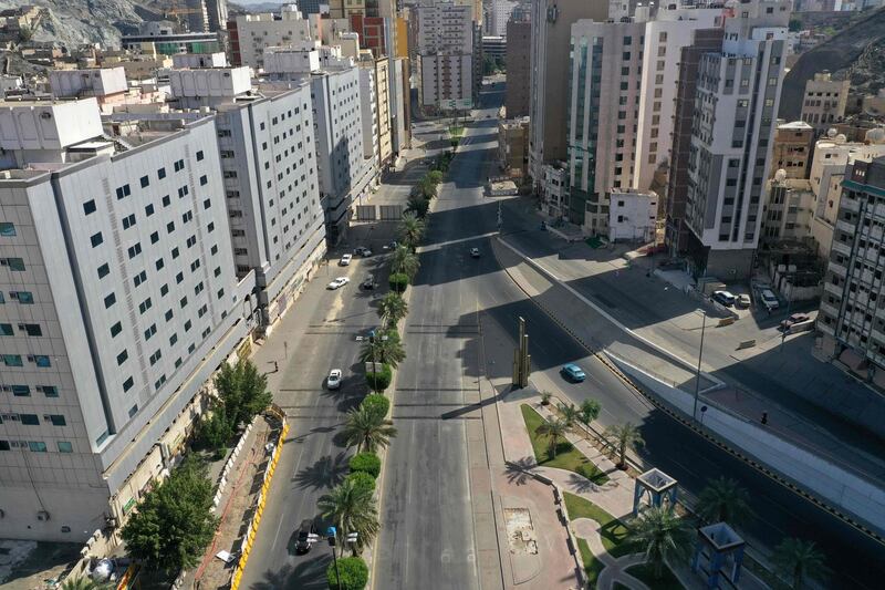 An aerial view shows deserted streets in the Saudi holy city of Mecca on April 8, 2020, during the novel coronavirus pandemic crisis.  / AFP / BANDAR ALDANDANI
