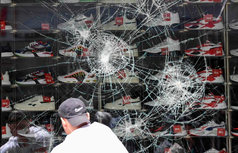 A broken shop window of a shoe store is pictured in Stuttgart, southern Germany on June 21, 2020. Hundreds of people ran riot in Stuttgart's city centre in the early hours of Sunday, June 21, 2020, throwing stones and bottles at police and plundering stores after smashing shop windows. / AFP / THOMAS KIENZLE
