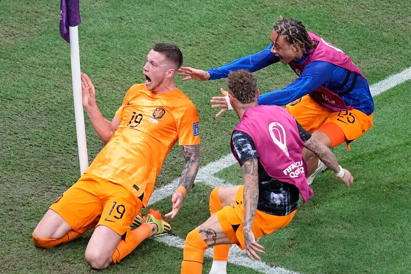 Wout Weghorst of the Netherlands, left, celebrates after scoring during the World Cup quarterfinal soccer match between the Netherlands and Argentina, at the Lusail Stadium in Lusail, Qatar, Friday, Dec.  9, 2022.  (AP Photo / Ariel Schalit)