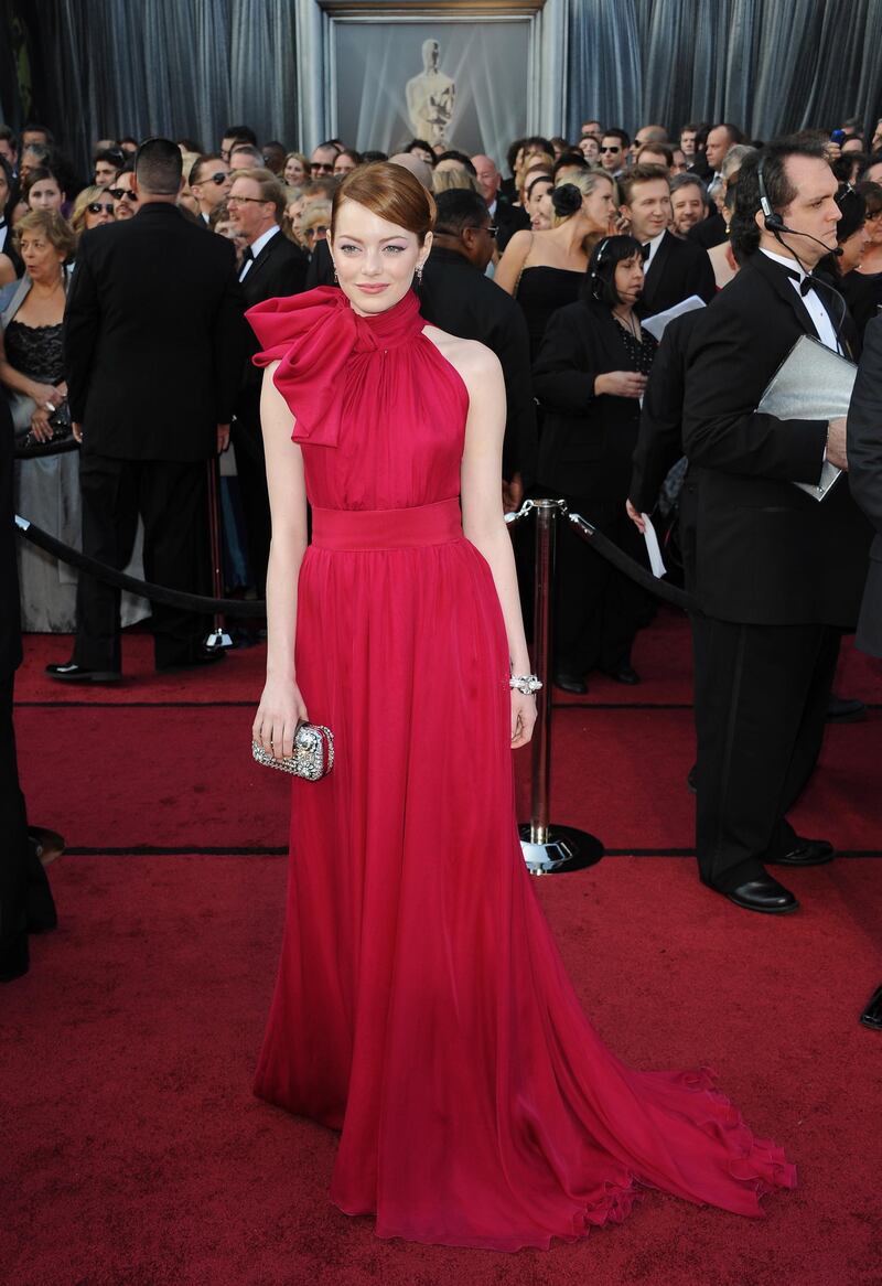 epa03123584 US actress Emma Stone arrives for the 84th annual Academy Awards at the Hollywood and Highland Center in Hollywood, California, USA, 26 February 2012. The Oscars are presented for outstanding individual or collective efforts in up to 24 categories in filmmaking.  EPA/MIKE NELSON