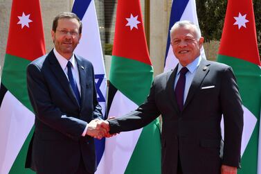 Israeli President Isaac Herzog shakes hands with Jordan's King Abdullah II during a diplomatic visit to Amman, Jordan March 30, 2022.  Haim Zach/Government Press Office (GPO)/via REUTERS.  THIS IMAGE HAS BEEN SUPPLIED BY A THIRD PARTY.  MANDATORY CREDIT