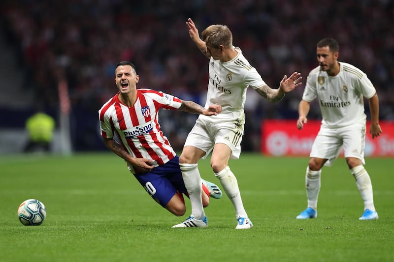 MADRID, SPAIN - SEPTEMBER 28: Toni Kroos of Real Madrid battles for the ball with Vitolo of Atletico Madrid during the Liga match between Club Atletico de Madrid and Real Madrid CF at Wanda Metropolitano on September 28, 2019 in Madrid, Spain. (Photo by Angel Martinez/Getty Images)