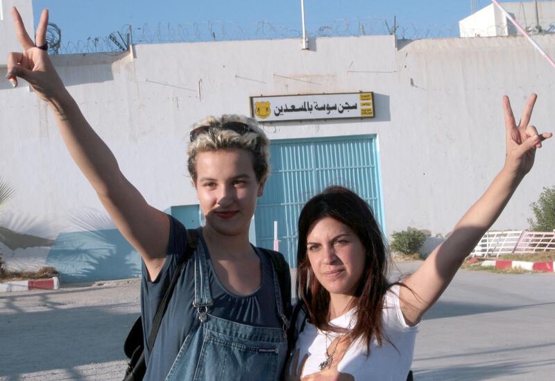 Amina Sboui (L), a young Tunisian activist with the topless protest group Femen, poses with Tunisian human rights activist Lina Ben Mhenni after being released from jail on August 1, 2013 pending her trial for desecrating a cemetery.    Sboui left the women's prison in Sousse, south of Tunis, where she has been held since May 19. AFP PHOTO / BECHIR BETTAIEB (Photo by BECHIR TAIEB / AFP)