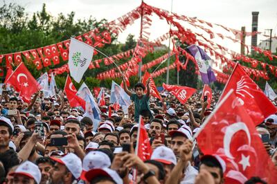 TOPSHOT - People attend a campaign meeting of Presidential candidate of Turkey's main opposition Republican People's Party (CHP), Muharrem Ince (unseen) in Diyarbakir on June 11, 2018, ahead of the Turkish presidential and parliamentary elections which will be held on June 24, 2018.  / AFP / ILYAS AKENGIN
