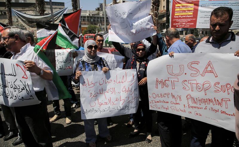 A picture taken on August 24, 2017 in the West Bank city of Ramallah shows a Palestinian demonstrators slogans protesting against the arrival of a US delegation headed by Senior White House Advisor Jared Kushner to meet with Palestinian president Mahmoud Abbas. / AFP PHOTO / ABBAS MOMANI
