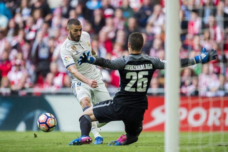 Karim Benzema of Real Madrid competes for the ball with Kepa Arrizabalaga of Athletic Bilbao. Juan Manuel Serrano Arce / Getty Images