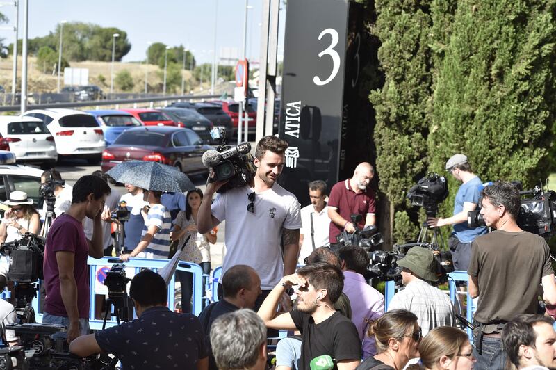Media stand waiting for the arrival of Real Madrid's Portuguese forward Cristiano Ronaldo. Gerard Julien / AFP