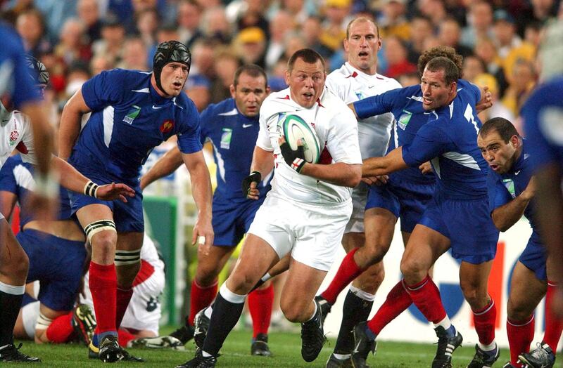 epa08870575 (FILE) - England's Steve Thompson (C) runs the ball away from the French defence during the second Rugby World Cup semi-final between England and France at Telstra Stadium in Sydney 16 November 2003 (re-issued 08 December 2020). According to media reports 08 December 2020, Thompson is one of eight former players who are in the process of bringing legal proceedings against rugby's governing bodies for what they see as negligence and failure to protect the players. All eight have been diagnosed with early signs of dementia which they consider a result of repeated blows to the head during their playing career.  EPA/DAVE HUNT  AUSTRALIA AND NEW ZEALAND OUT *** Local Caption *** 00085714