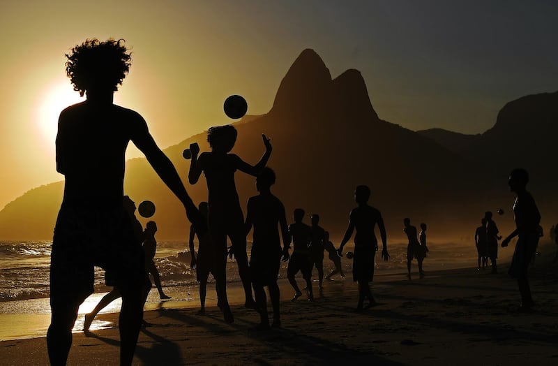 Youngsters play football at Ipanema beach in Rio de Janeiro, Brazil on November 13, 2018. (Photo by CARL DE SOUZA / AFP)