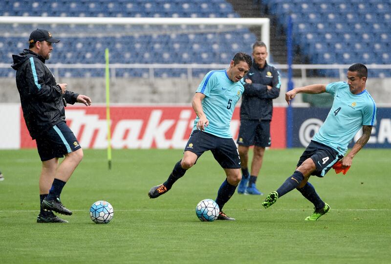 Australia's head football coach Ange Postecoglou (L) looks at midfielder Mark Milligan (C) and forward Tim Cahill (R) during a training session at Saitama Stadium in Saitama on August 30, 2017, on the eve of their qualifying match against Japan for the 2018 World Cup.
Australia will play Japan in a World Cup 2018 qualifying football match in Saitama on August 31. / AFP PHOTO / Toru YAMANAKA