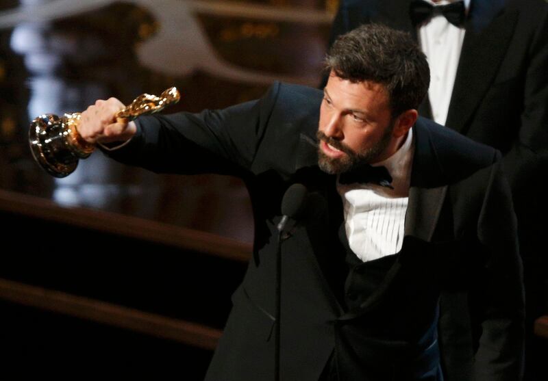 Director and producer Ben Affleck accepts the Oscar for best picture for "Argo" at the 85th Academy Awards in Hollywood, California, February 24, 2013.      REUTERS/Mario Anzuoni (UNITED STATES  - Tags: ENTERTAINMENT)  (OSCARS-SHOW) *** Local Caption ***  OSC93_OSCARS-_0225_11.JPG
