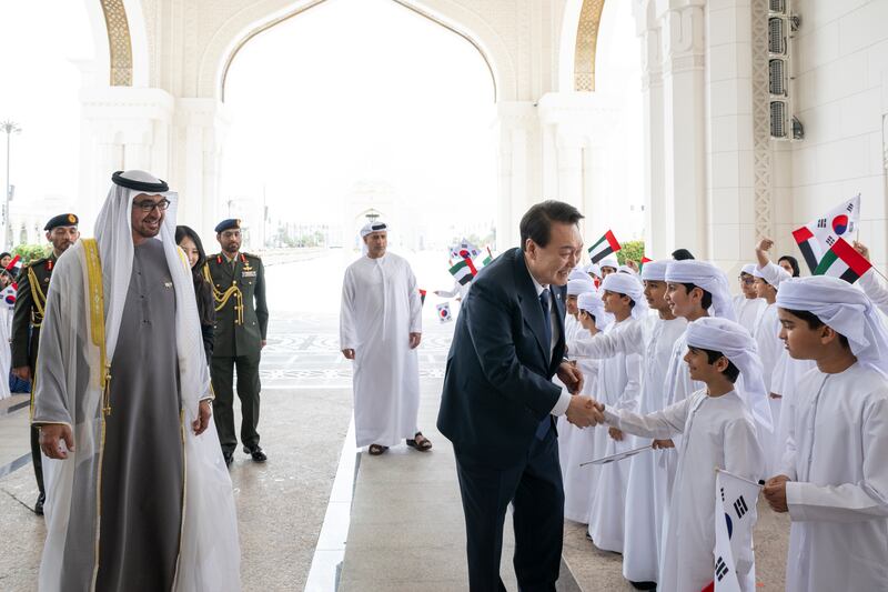 Sheikh Mohamed receives Mr Yoon