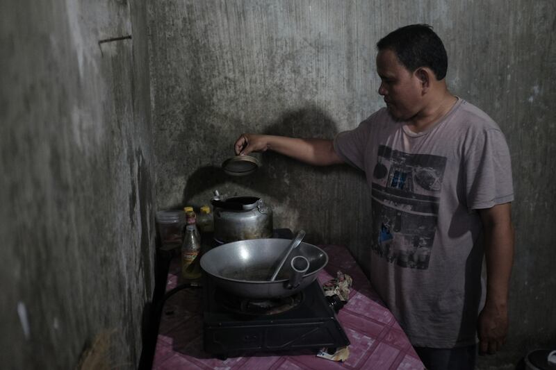 Ermando cooks rice for dinner. He was one of the programme’s first 12 participants. He says the support group’s best asset is having community of fathers who are in a similar situation.