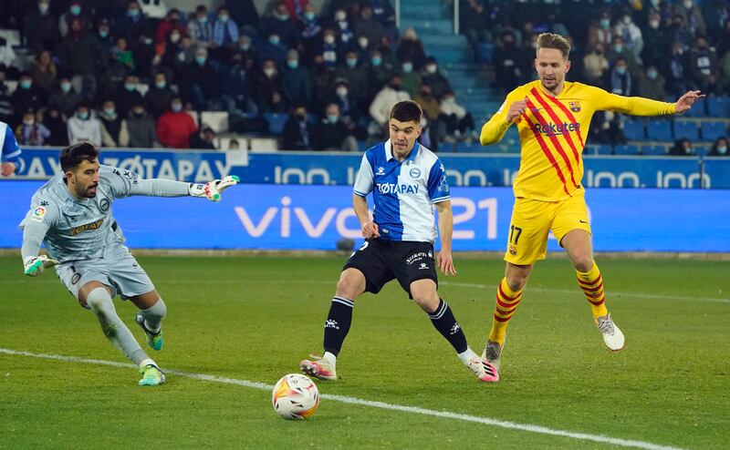 Luuk De Jong – 5. A beneficiary of the increased number of crosses Barca put in, the in-form striker struck a 12th minute volley wide off his shin. Missed another chance in the second half to the frustration of his boss. Unable to add to his scoring run. Reuters