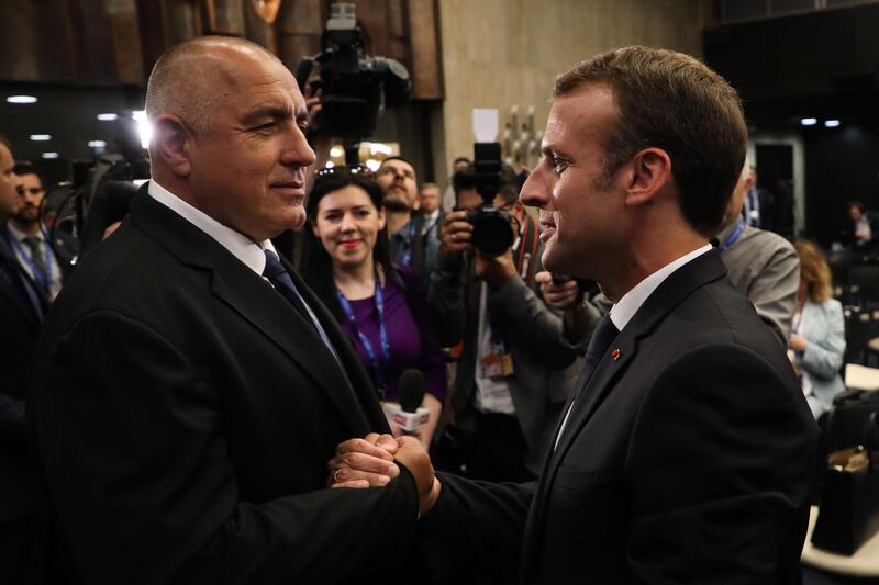 TOPSHOT - Bulgarian Prime Minister Boyko Borissov (L) shakes hands with French President Emmanuel Macron (R) during an EU-Western Balkans Summit in Sofia on May 17, 2018.  European Union leaders meet their Balkan counterparts to hold out the promise of closer links to counter Russian influence, while steering clear of openly offering them membership. / AFP / Ludovic MARIN
