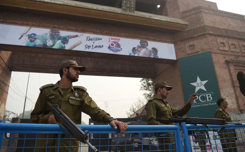 Pakistani policemen stand guard at an entrance of the Gaddafi Cricket Stadium ahead of the last T20 cricket match between Pakistan and Sri Lanka, in Lahore on October 28, 2017.
Tens of thousands of security will be deployed in Lahore on October 29 when Sri Lanka become the first major cricket team to visit Pakistan since they were targeted in a deadly ambush in 2009. / AFP PHOTO / AAMIR QURESHI