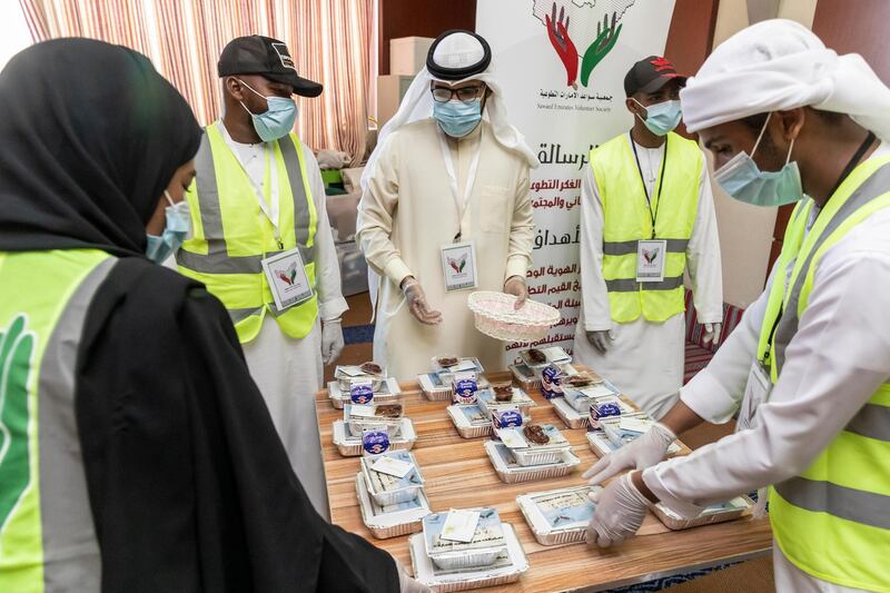 FUJAIRAH, UNITED ARAB EMIRATES. 05 MAY 2020. STANDALONE. FIftar meals Campaign and Clothes destitution initiative by Sawaed Al Emarat volunteering association in Fujairah. Volunteers prepare food to be handed out that evening at Iftar. (Photo: Antonie Robertson/The National) Journalist: Ruba Haza. Section: National.