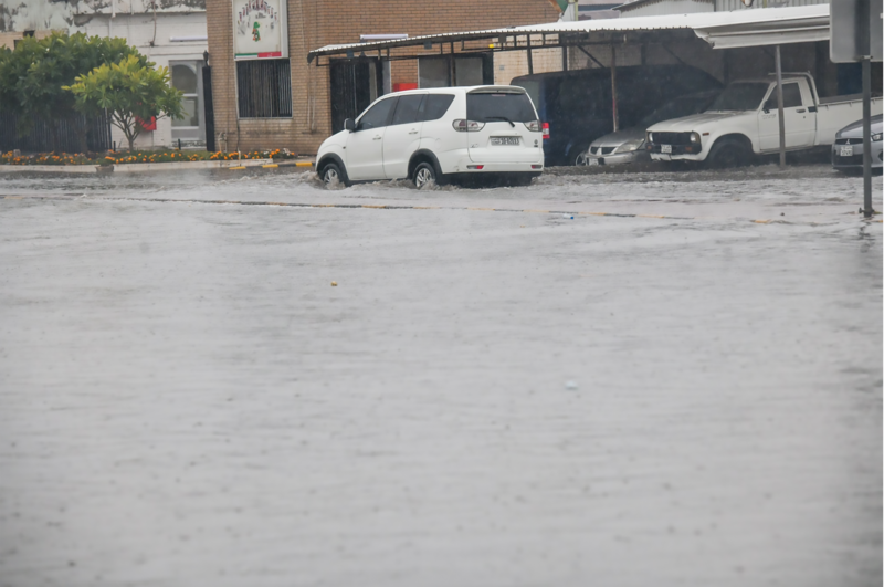 Kuwait braces for stormy weather as people are warned to stay indoors. Kuwait News Agency