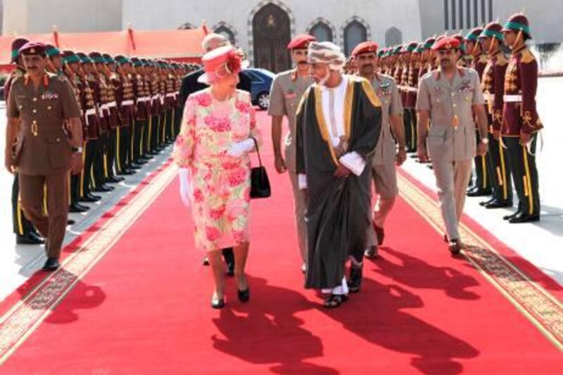 A picture released by Oman News Agency on November 28, 2010 shows Oman’s leader Sultan Qaboos bin Said walking along side Britain’s' Queen Elizabeth II as she leaves the Sultunate from Muscat. AFP PHOTO/HO/ONA        ==RESTRICTED TO EDITORIAL USE==
 *** Local Caption ***  761172-01-08.jpg