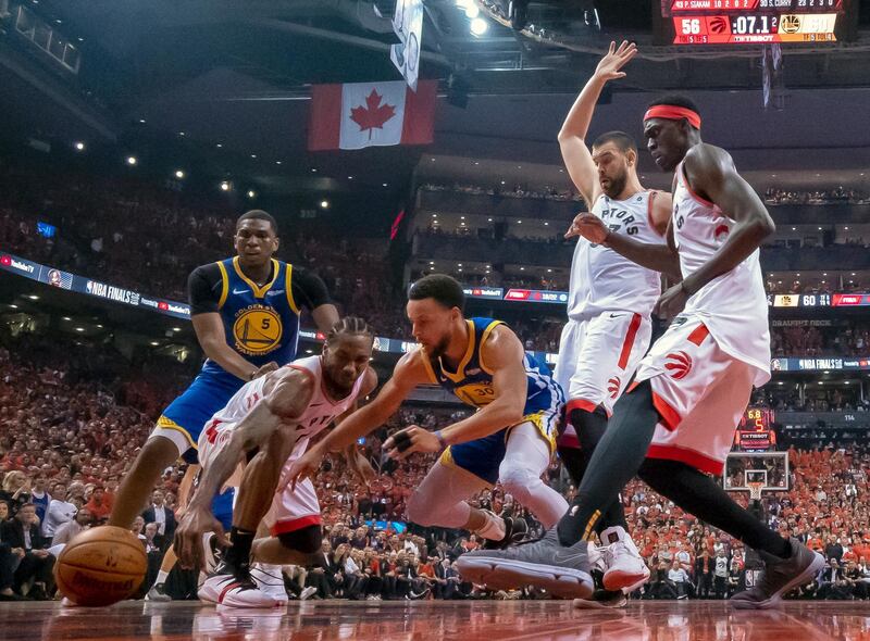 Toronto Raptors forward Kawhi Leonard (2) and Golden State Warriors guard Stephen Curry (30) battle for a loose ball. AP Photo