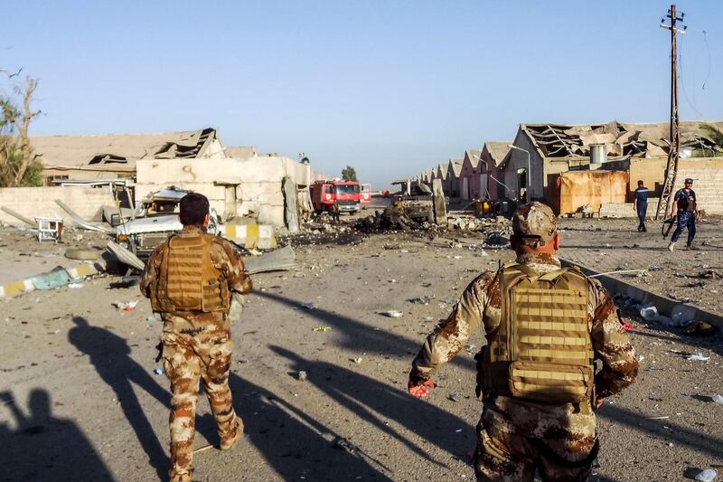 Members of the Iraqi Counter-Terrorism Service (CTS) arrive at the scene of an attack outside warehouses where ballots from the May 12 parliamentary vote were stored in the northern multi-ethnic city of Kirkuk early on July 1, 2018.  / AFP / Marwan IBRAHIM
