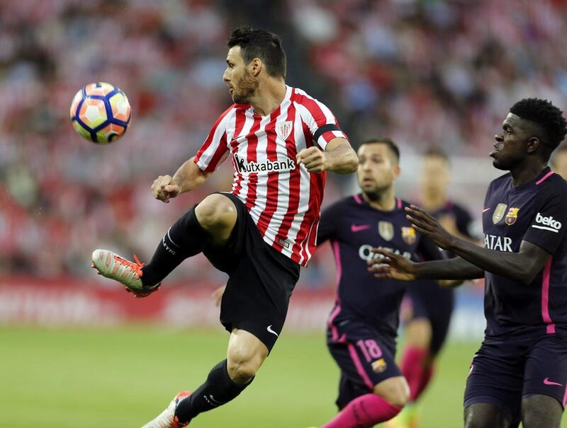 Athletic Bilbao striker Aritz Aduriz, fights, for the ball with French defender Samuel Umtiti. Luis Tejido / EPA