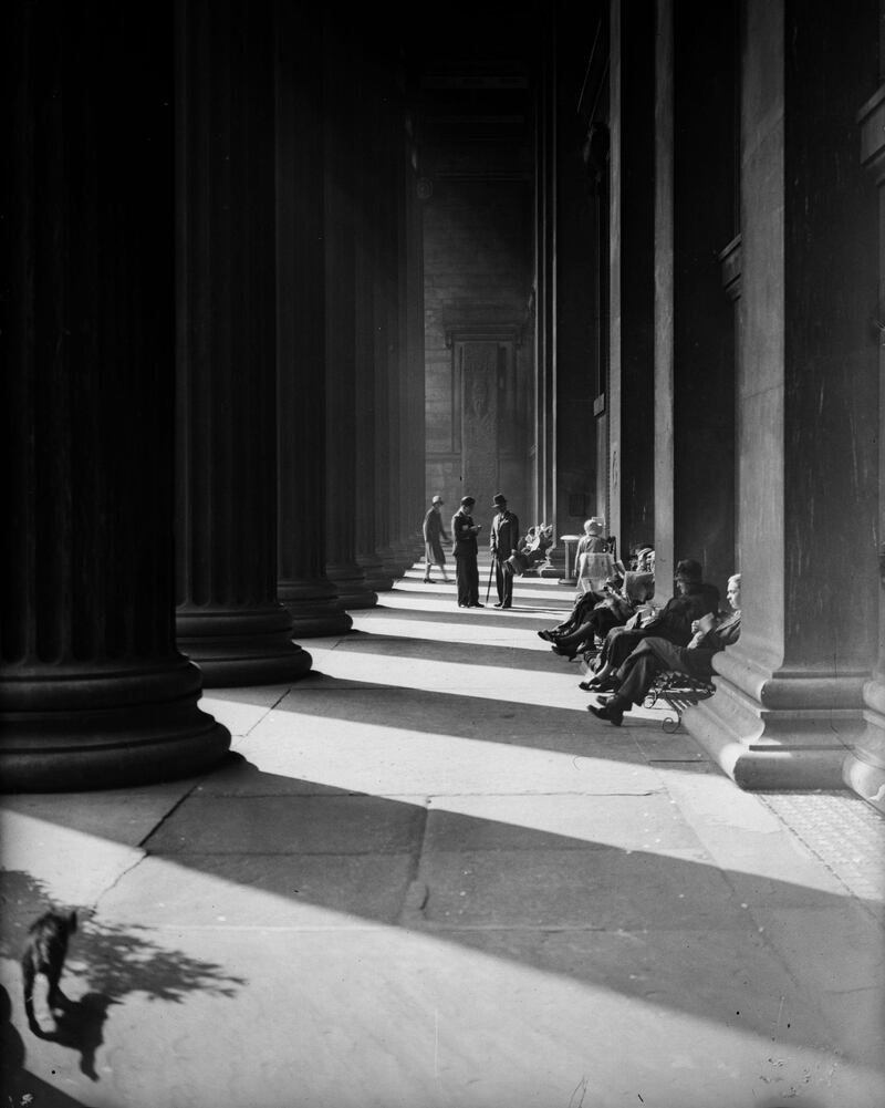 16th September 1931:  Alternate strips of sunlight and shadow transfigure the colonnade in front of the British Museum in London.  (Photo by Fox Photos/Getty Images)