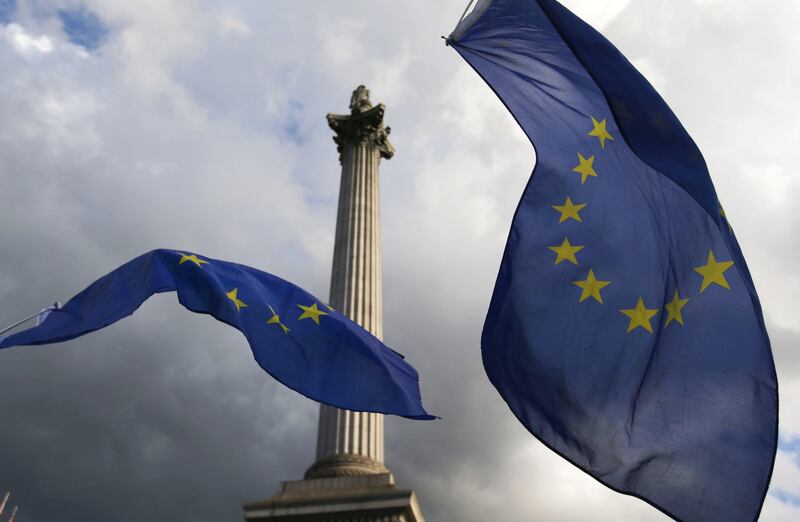 Protesters wave European flags in Trafalgar square during a rally in central London on September 13, 2017 to warn about the terms of Brexit, by EU nationals in Britain and UK nationals in Europe. / AFP PHOTO / Daniel LEAL-OLIVAS