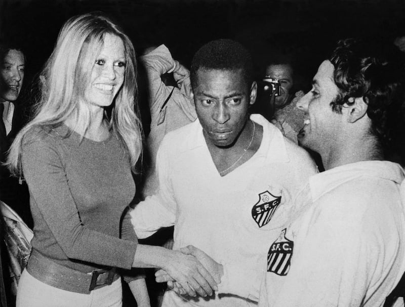 Pele introduces French actress Brigitte Bardot to his teammates during a match organised in aid of cancer research in Paris, on April 1, 1971. AFP