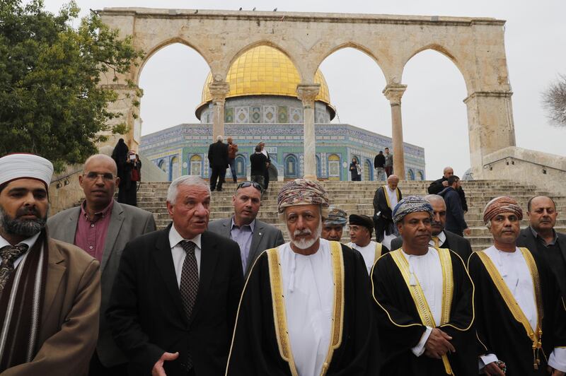 A picture taken on February 15, 2018 shows Omani minister responsible for foreign affairs, Yusuf bin Alawi (C), during his visit to Al-Aqsa mosques compound in Arab east Jerusalem with the Dome of the Rock mosque seen in the background. - Oman's foreign minister made a rare visit by an Arab official to the holy site in Israeli-annexed east Jerusalem after holding talks with Palestinian leaders in the occupied West Bank. (Photo by Ahmad GHARABLI / AFP)