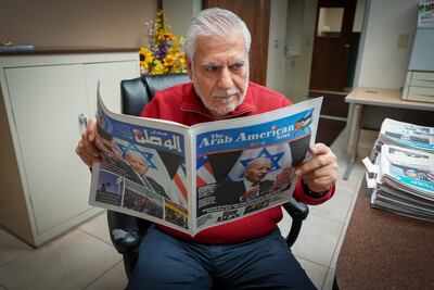 أسامة السبلاني يقرأ نسخة من صحيفة العربي الأمريكي.  جوشوا لونجمور / ذا ناشيونال