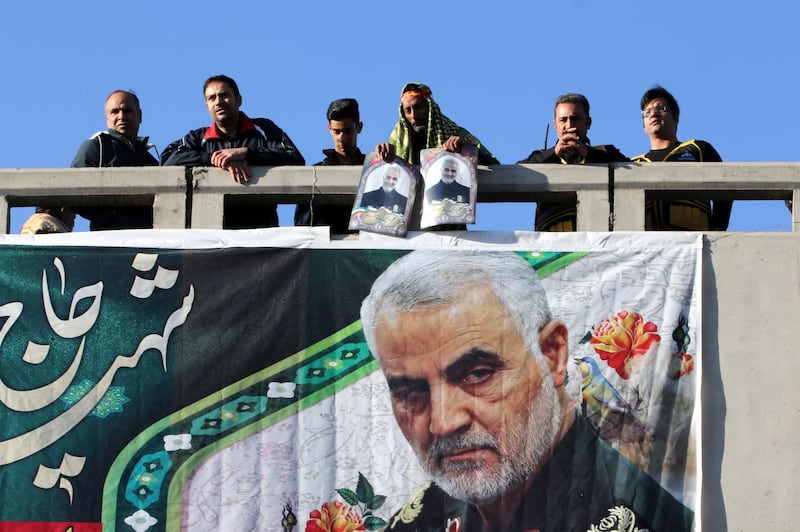 Iranian mourners stand on a bridge during the final stage of funeral processions for slain top general Qasem Soleimani, in his hometown Kerman on January 7, 2020.  Soleimani was killed outside Baghdad airport on January 3 in a drone strike ordered by US President Donald Trump, ratcheting up tensions with arch-enemy Iran which has vowed "severe revenge". The assassination of the 62-year-old heightened international concern about a new war in the volatile, oil-rich Middle East and rattled financial markets. / AFP / ATTA KENARE
