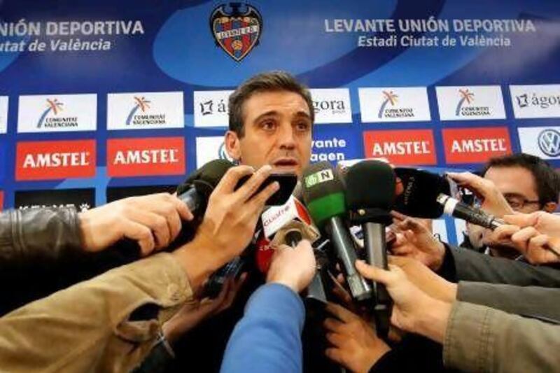 epa03468708 UD Levante's Sergio Ballesteros (C) speaks to reporters after a press conference in Valencia, Spain, 12 November 2012. Ballesteros has denied allegations of assault against Real Madrid defender Kepler Laveran Lima Ferreira 'Pepe' in the changing rooms after the match between the teams which finished in a victory for Real Madrid, on 11 November. EPA/JUAN CARLOS CARDENAS *** Local Caption *** 03468708.jpg