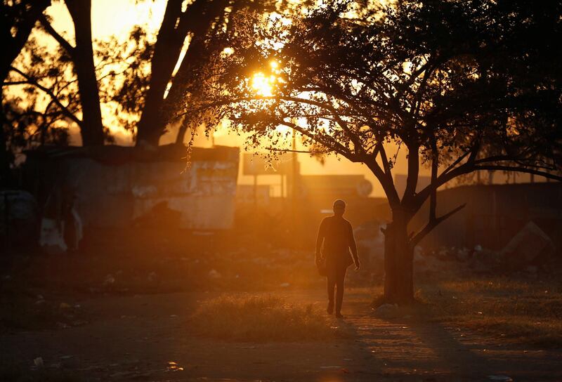 Zimbabwean voter arrives to vote in the country's general elections in Harare, Zimbabwe. REUTERS / Siphiwe Sibeko