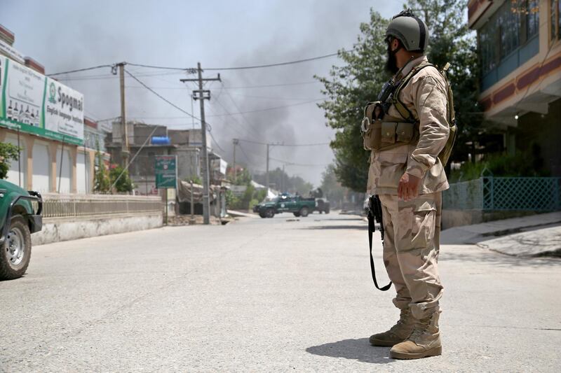 epa06915300 Afghan security officials secure the road leading to the scene of an attack by suspected militants in Jalalabad, Afghanistan, 28 July 2018. Explosions were heard amid ongoing coordinated attacks by suspected militants in Jalalabad.  EPA/GHULAMULLAH HABIBI