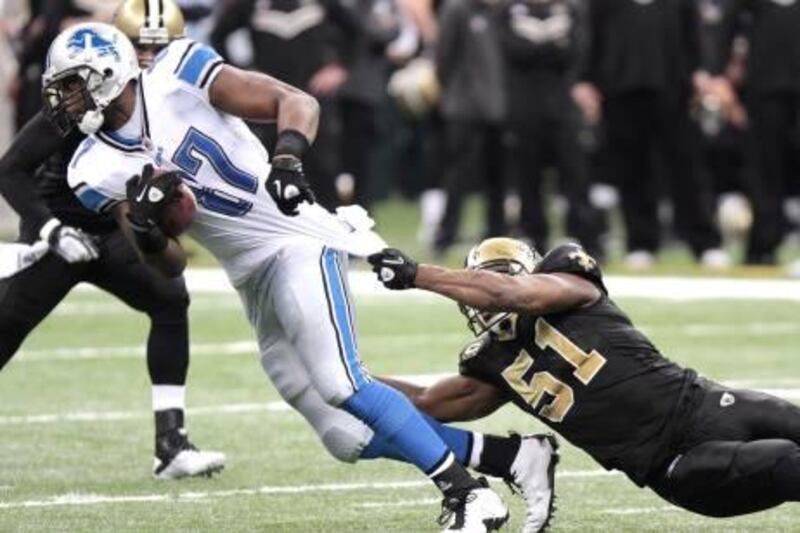 epa03052676 Detroit Lion Brandon Pettigrew (L) runs with the ball while New Orleans Saint Johnathan Vilma tries to bring him down during the NFC Wild Card Playoff  game at the Mercedes-Benz Superdome in New Orleans, Louisiana, USA, 07 January  2012.  EPA/DAN ANDERSON *** Local Caption ***  03052676.jpg