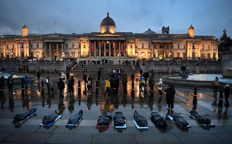 Ukrainians living in Britain join a protest at Trafalgar Square, London. EPA / Andy Rain