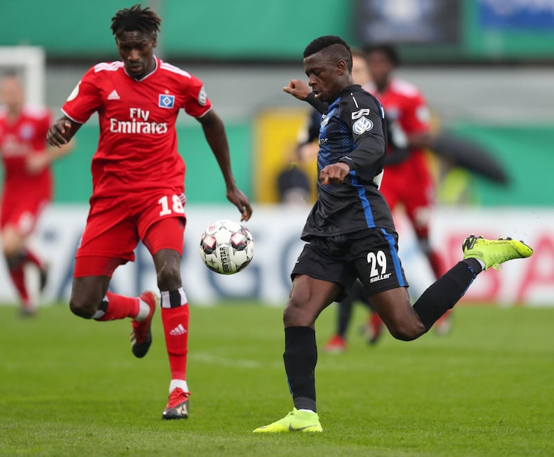Paderborn's Jamilu Collins (R) and Hamburg's Bakery Jatta vie for the ball during the German Cup DFB Pokal quarter-final football match SC Paderborn v Hamburg SV in Paderborn, westen Germany on April 2, 2019. (Photo by Friso Gentsch / dpa / AFP) / - Germany OUT / DFB REGULATIONS PROHIBIT ANY USE OF PHOTOGRAPHS AS IMAGE SEQUENCES AND QUASI-VIDEO.