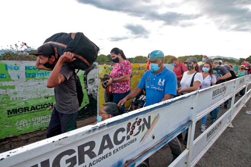 Venezuelans cross a bridge in Cucuta, Colombia, as they return to their country. With renewed displacement, primarily to other Latin American countries, the number of Venezuelans displaced abroad grew by more than half a million. AFP