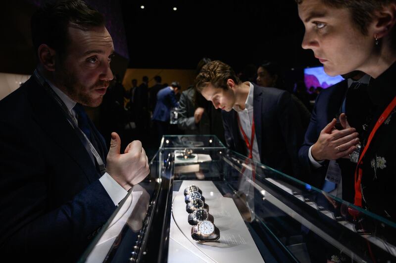 An exhibitor talks to a visitor at the booth of luxury Swiss watchmaker Audemars Piguet on opening day of the 29h International Fine Watchmaking Exhibition SIHH, on January 14, 2019 in Geneva.  / AFP / Fabrice COFFRINI
