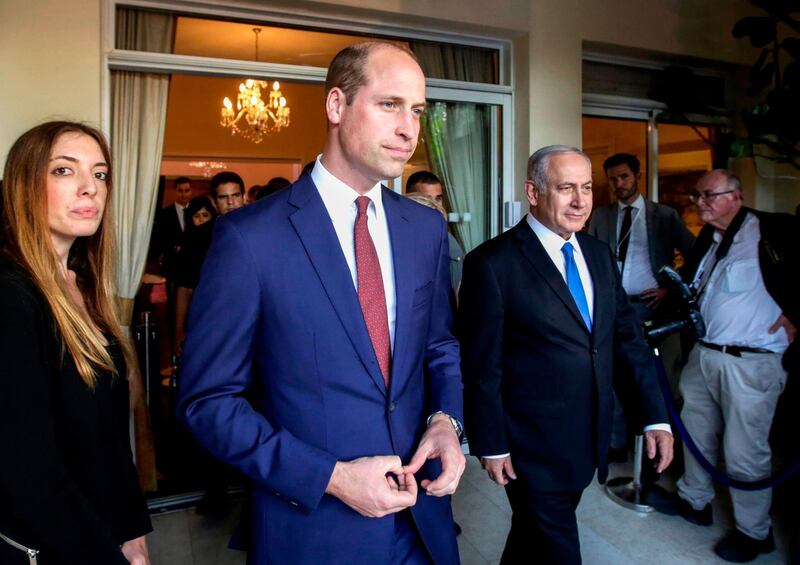 Britain's Prince William (C-L) walks with Israeli Prime Minister Benjamin Netanyahu (C-R) during a reception at the British ambassador's residence in the Israeli town of Ramat Gan, east of Tel Aviv, on June 26, 2018. The Duke of Cambridge arrived in Israel at night on June 25, the first member of the royal family to make an official visit to the Jewish state and the Palestinian territories. / AFP / POOL / Sebastian Scheiner
