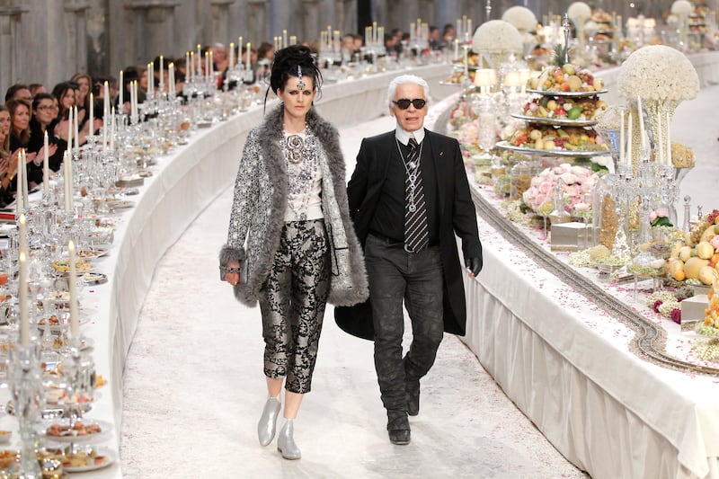 FILE PHOTO: British model Stella Tennant walks with designer Karl Lagerfeld during the Metiers D'Art Show for Chanel fashion house in Paris, France December 6, 2011. The show, which exists since 2003, is an homage to Chanel workshops.    REUTERS/Benoit Tessier/File Photo