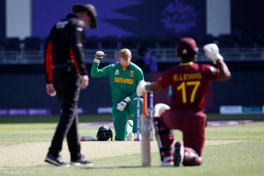 Cricket - ICC Men's T20 World Cup 2021 - Super 12 - Group 1 - South Africa v West Indies - Dubai International Stadium, Dubai, United Arab Emirates - October 26, 2021 South Africa's Heinrich Klaasen takes the knee before the match REUTERS / Hamad I Mohammed
