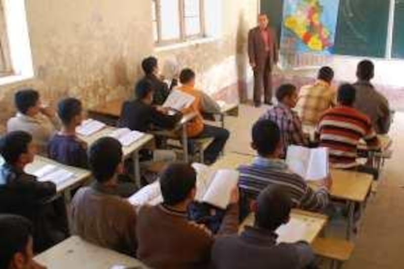 Caption Geography class at Al Mukhtar high school, in Aziziyah, Wasit province, Monday 23 February 2009. Teachers and education officials have warned the Iraqi education system is worse now than it was 20 years ago, with standards low and falling. *** Local Caption ***  Iraq school aziziyah -5.jpg