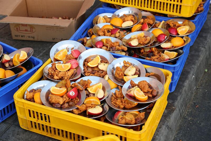 DUBAI , UNITED ARAB EMIRATES , MAY 23 – 2018 :- Snacks for the iftar at the mosque near Al Ghubaiba bus station during the Unseen Trails Iftar Walk presented by Gulf Photo Plus and Frying Pan Adventures in Bur Dubai area in Dubai.  ( Pawan Singh / The National )  For Weekender
